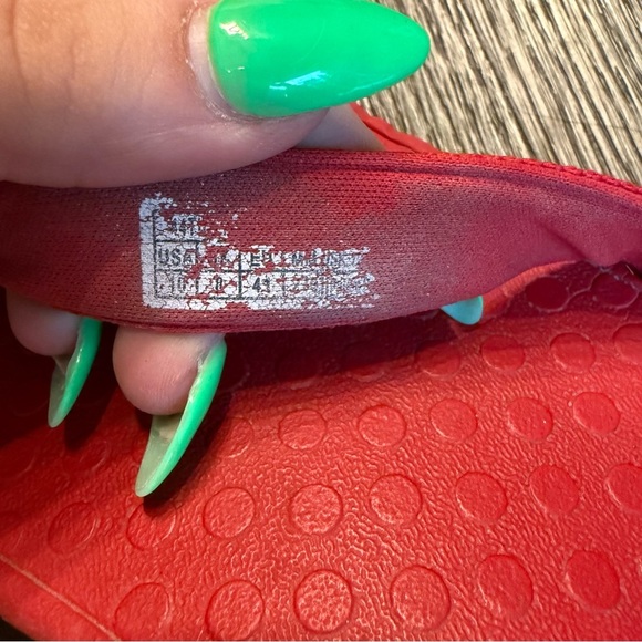 Red Vionic flip flops - Picture 6 of 6